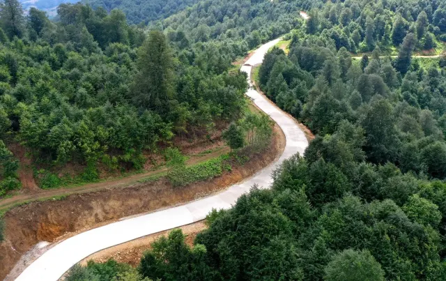 YEŞİL YOL’DA BETON YOL ÇALIŞMALARI SÜRÜYOR