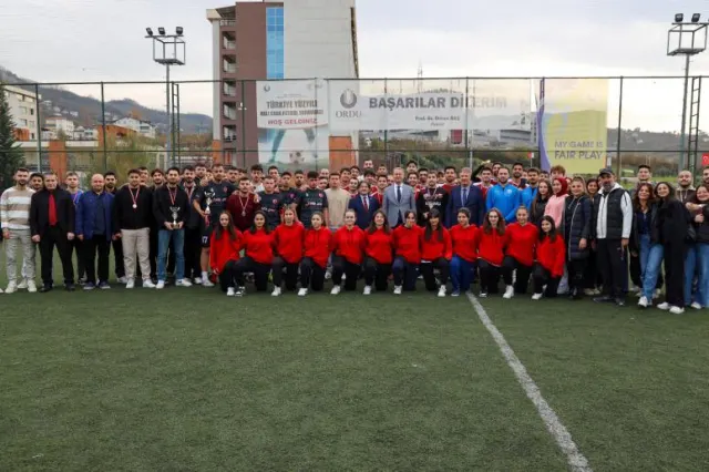 Rektörlük Kupası Halı Saha Futbol Turnuvası’nın Şampiyonu Diş Hekimliği Fakültesi Oldu