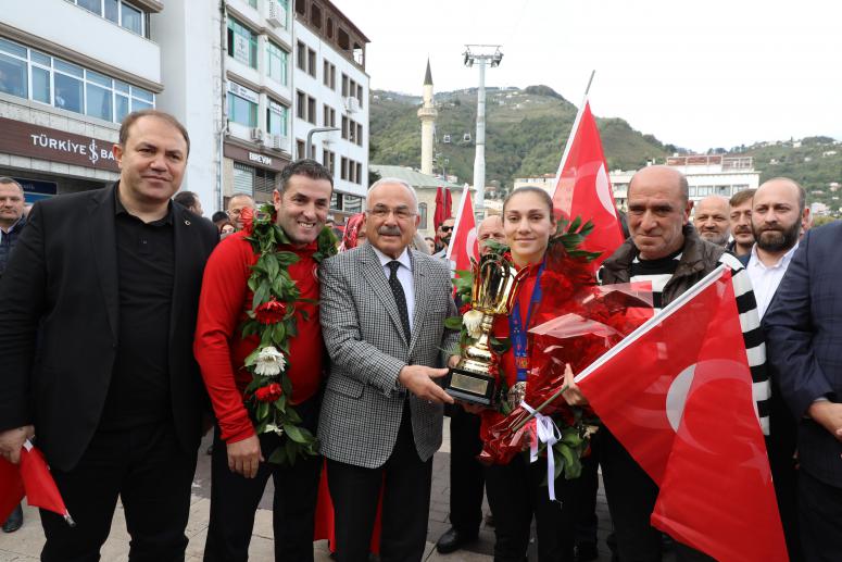 ŞAMPİYONA COŞKULU KARŞILAMA